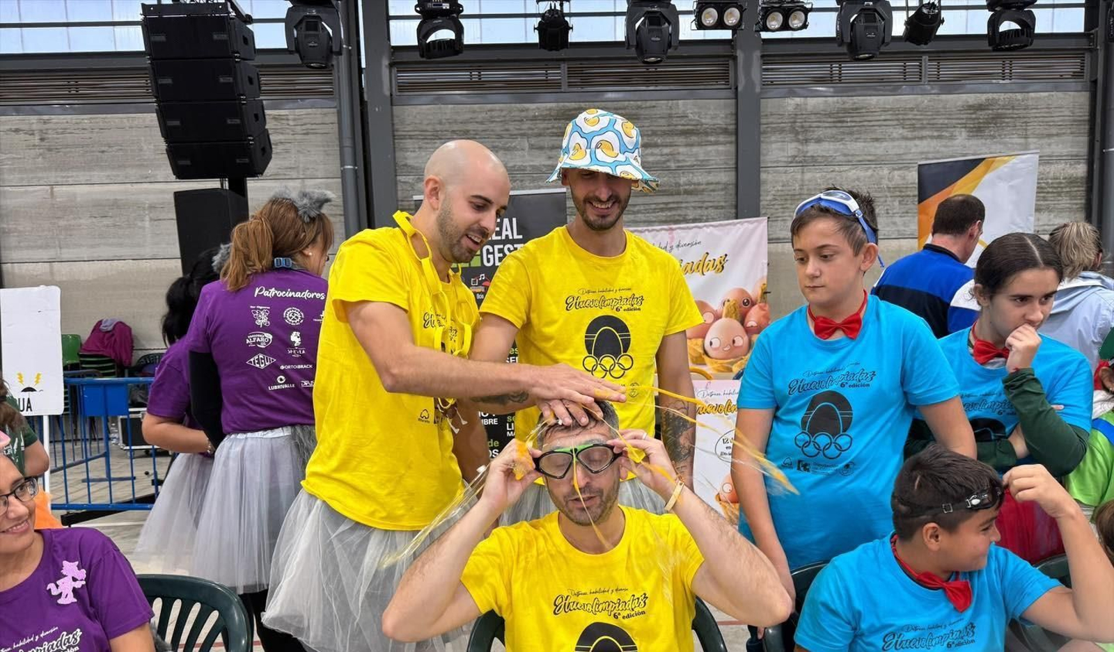 Una prueba de las Huevolimpiadas de Villaralto.