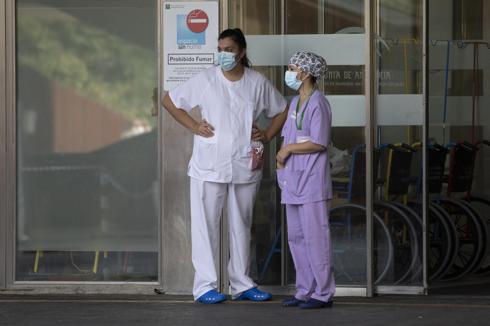 Dos profesionales sanitarias a las puertas de un hospital