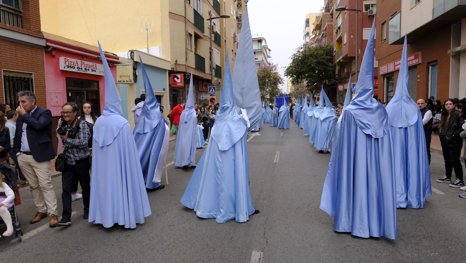 La Procesión de Los Ángeles de sobrepuso a la lluvia, en imágenes