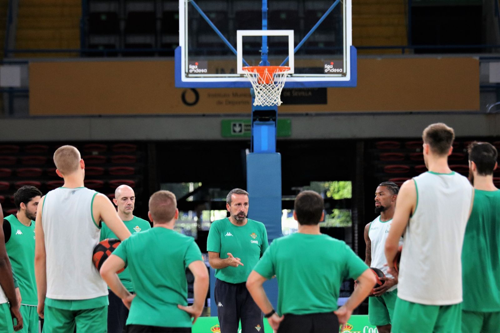 Plaza da instrucciones a sus jugadores.