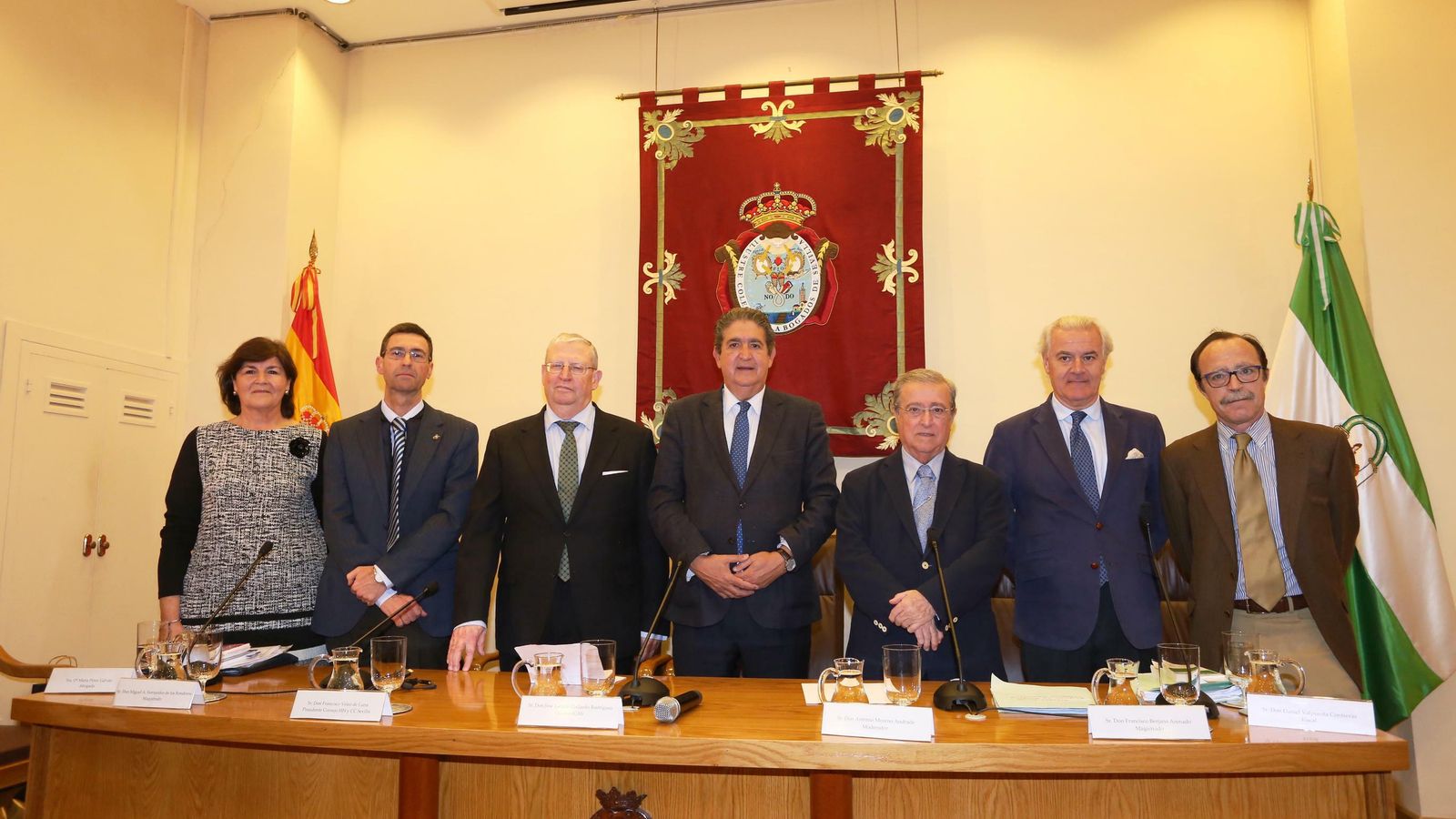 Los participantes en la mesa redonda organizada por el Consejo de Cofradías en el Colegio de Abogados.