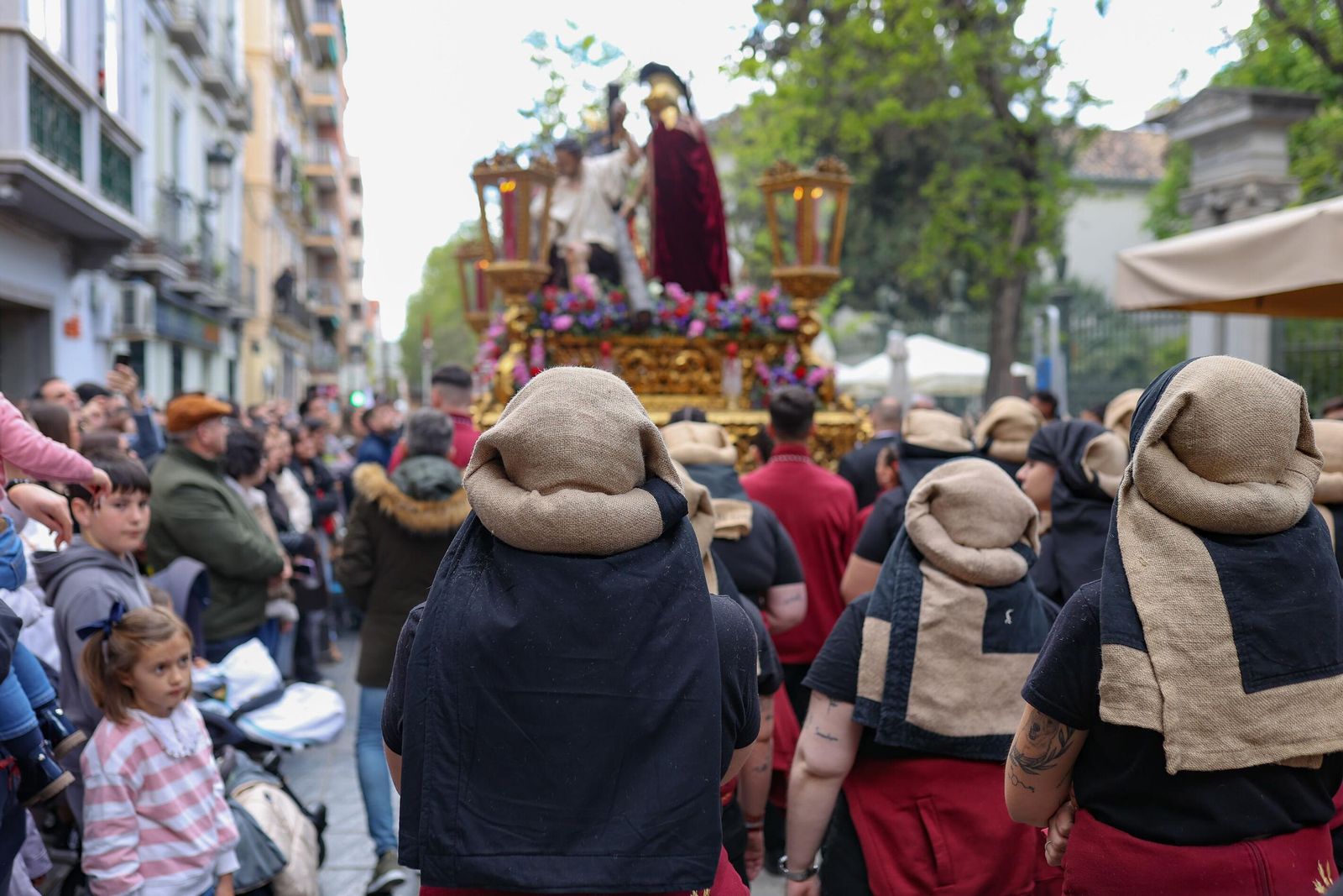 Así vivió Granada la salida de la Hermandad de los Estudiantes 2025