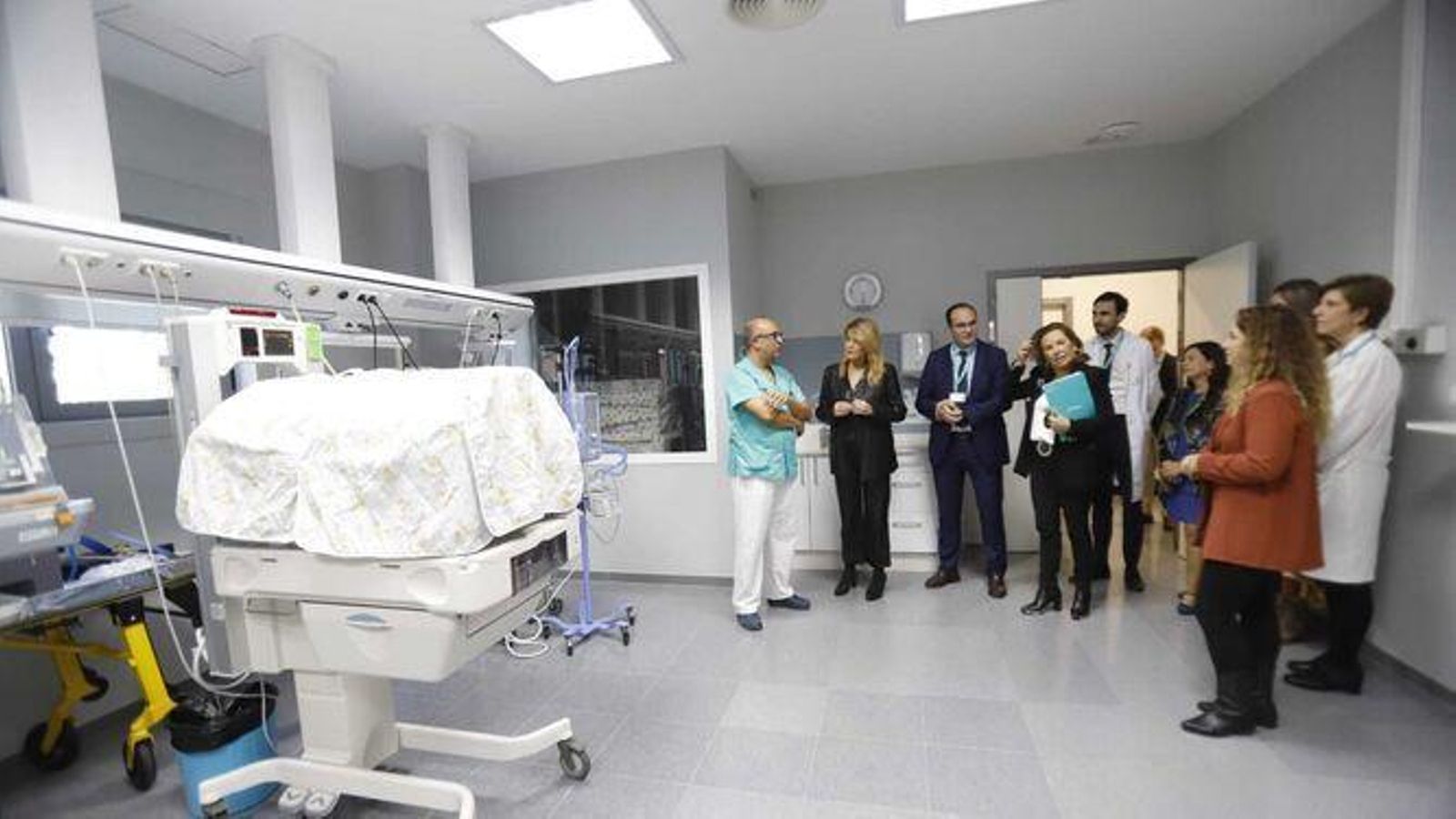La alcaldesa Pilar Miranda visita la UCI de neonatos del hospital Quirónsalud de Huelva en 2023.