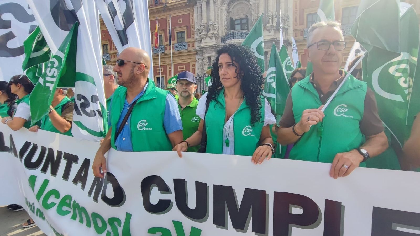 Huelva, en la manifestación en las puertas del Palacio de San Telmo en Sevilla a favor de los derechos de los empleados públicos.