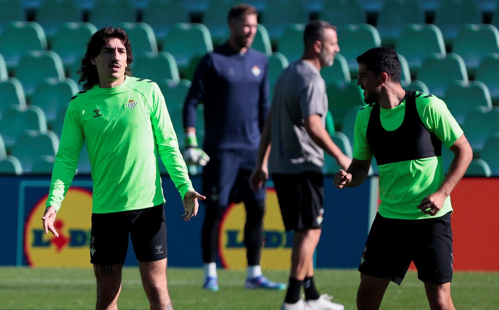 Bellerín bromea con Fornals.