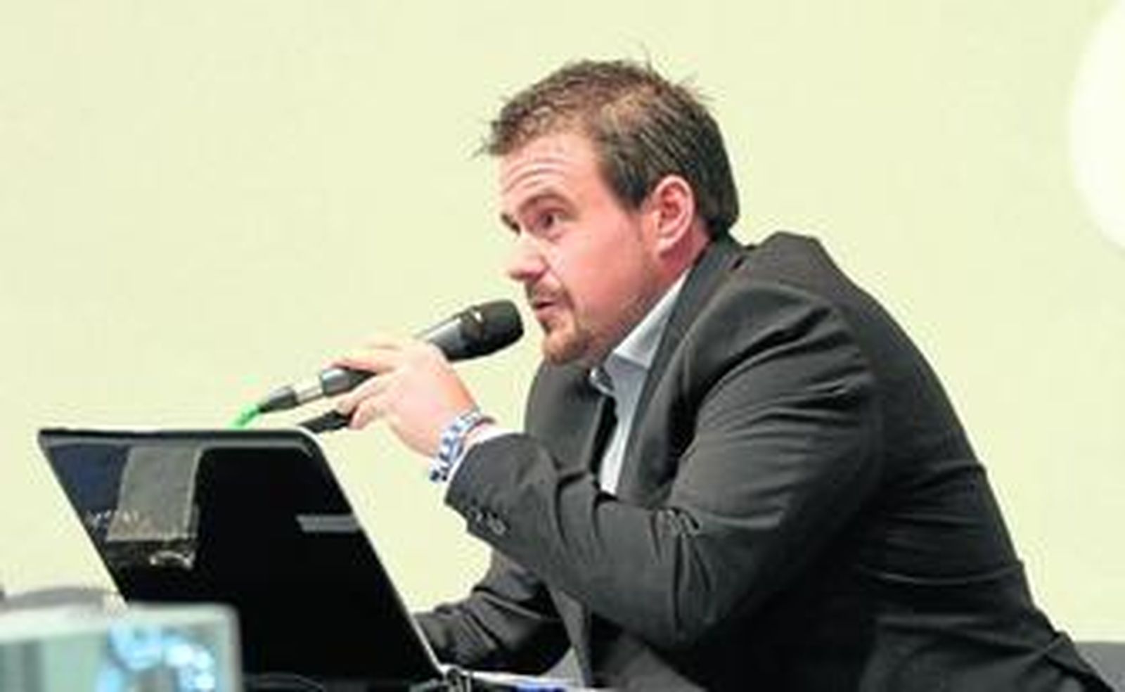 Maribel Cruzán, José Antonio Cabrera y Roberto Picos, en la reunión mantenida anoche por la Federación de Peñas.