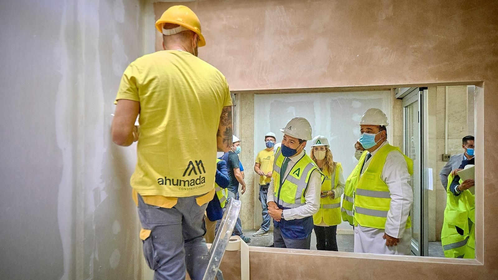 Juanma Moreno, Ana Mestre y Sebastián Quintero durante la visita a una de las zonas que está en obras del Hospital Puerta del Mar.