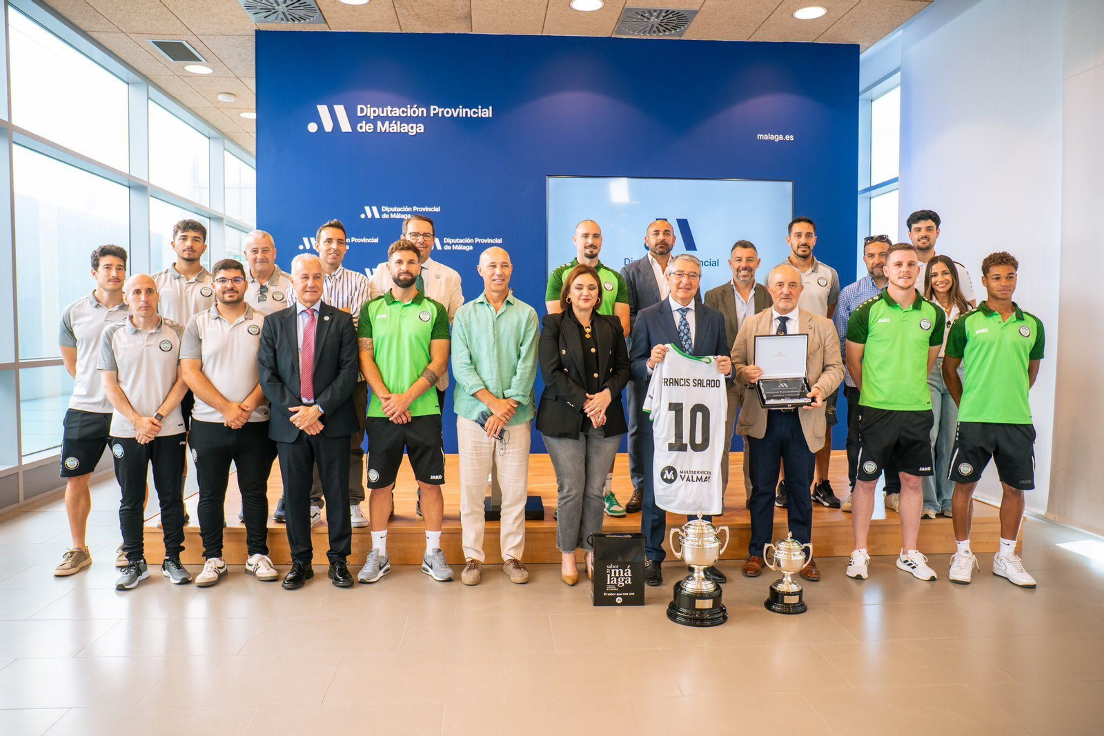 El Juventud Torremolinos visita la Diputación de Málaga tras el ascenso a Primera RFEF