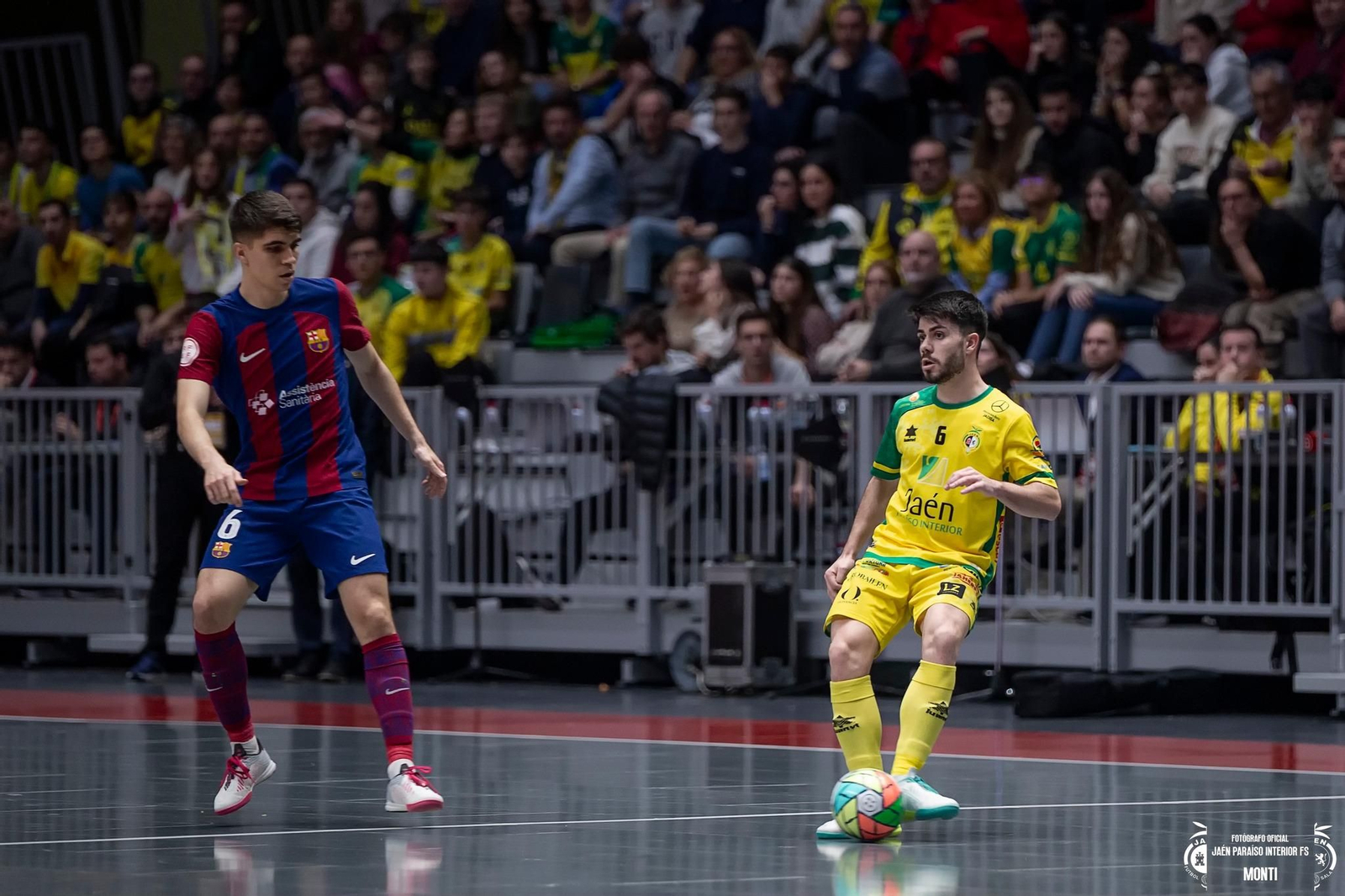 Dani Zurdo, ante la oposición de Antonio Pérez, en un duelo de la temporada pasada.