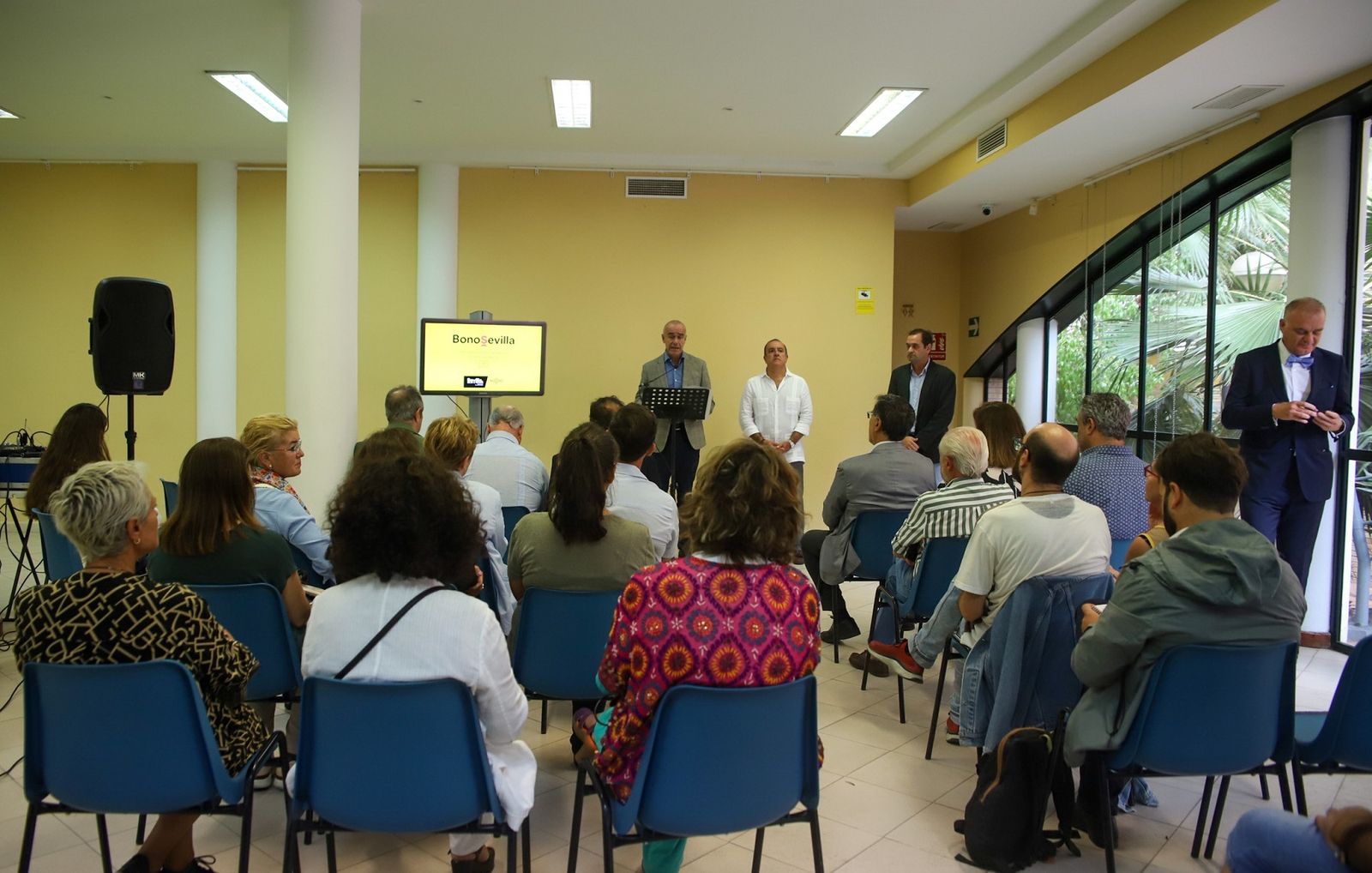 Muñoz presenta la campaña de apoyo al pequeño comercio.