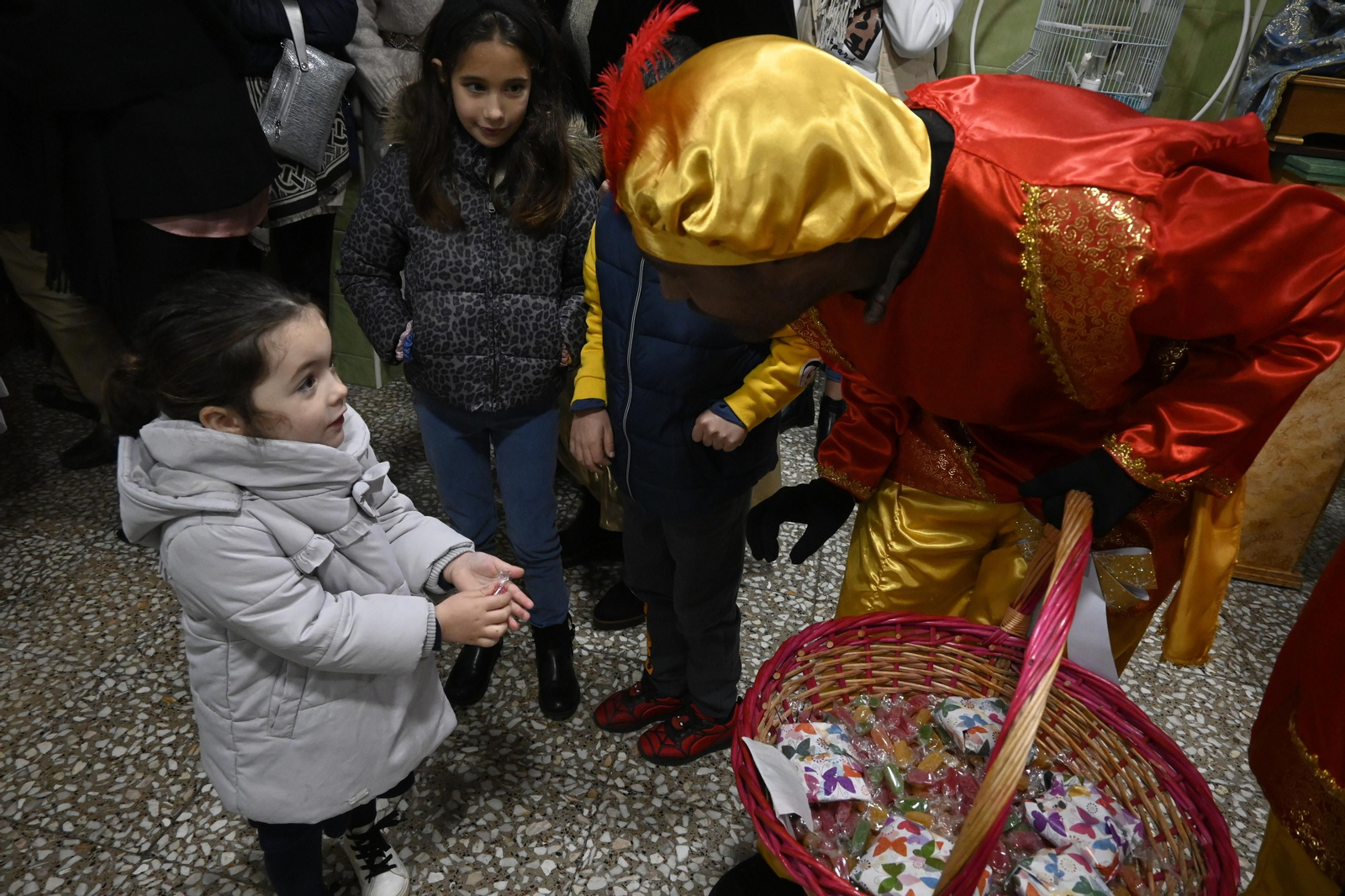 Visita de los Reyes Magos a los ancianos de los asilos de Huelva, en imágenes