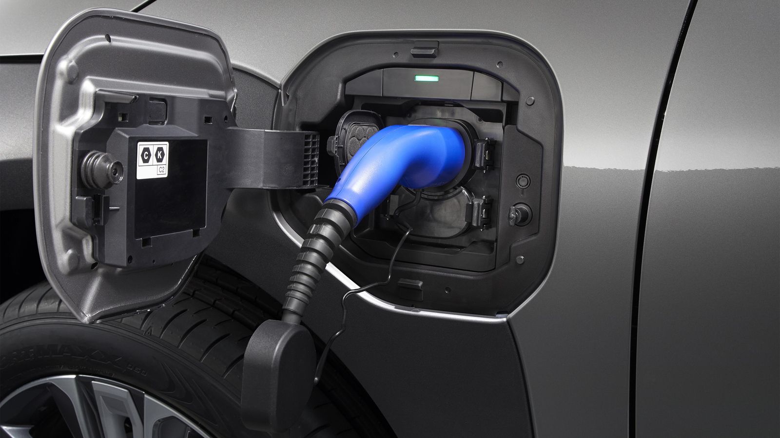 La carga con corriente alterna se puede realizar con una potencia máxima de 6,6 kW y 150 kW en continua.