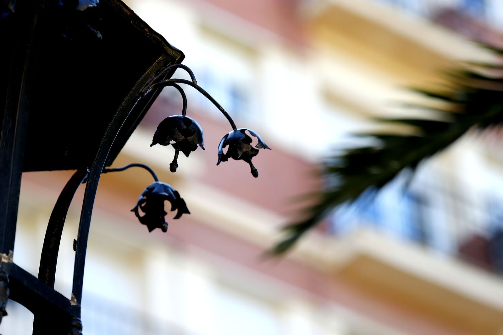Farolas de las Antiguas oficinas de la línea Huelva-Zafra, hoy delegación de Turismo de la Junta