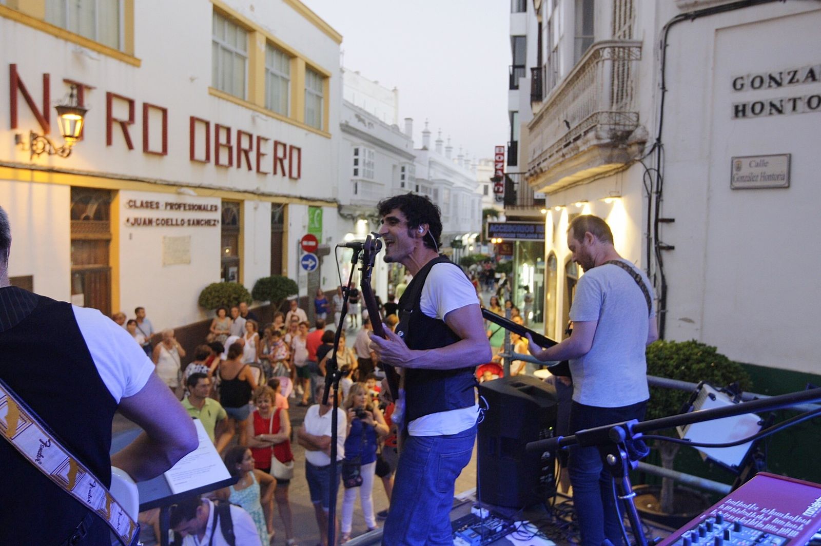 Actuación en las calles comerciales del centro, el año pasado durante la Noche Blanca.