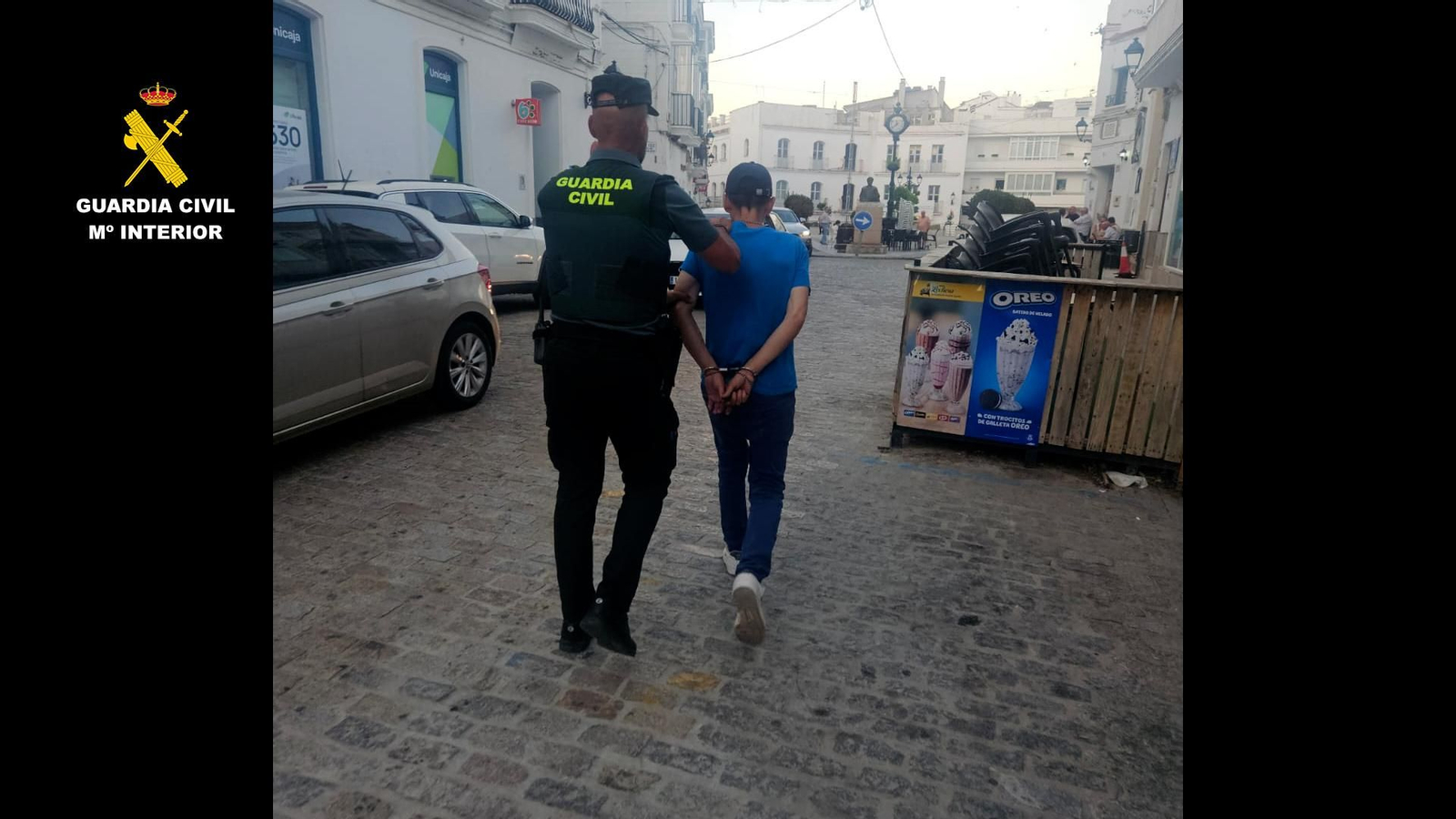Uno de los detenidos por los agentes.