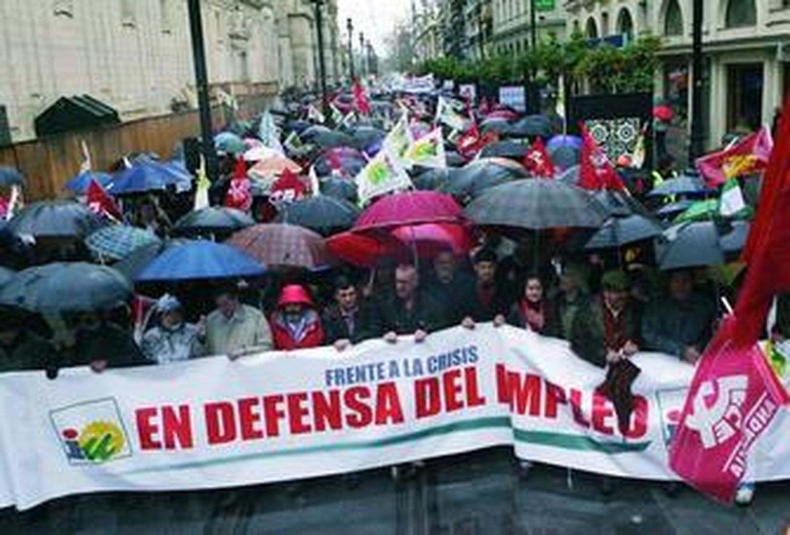 Los dirigentes de Izquierda Unida, ayer, encabezando la manifestación por el centro de Sevilla.