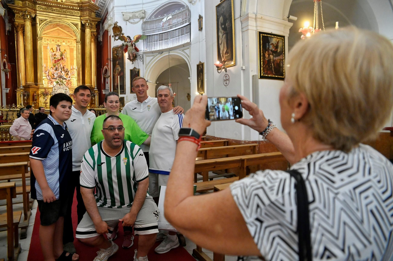 La tradicional ofrenda del Córdoaba CF a San Rafael antes del debut en El Arcángel, en imágenes