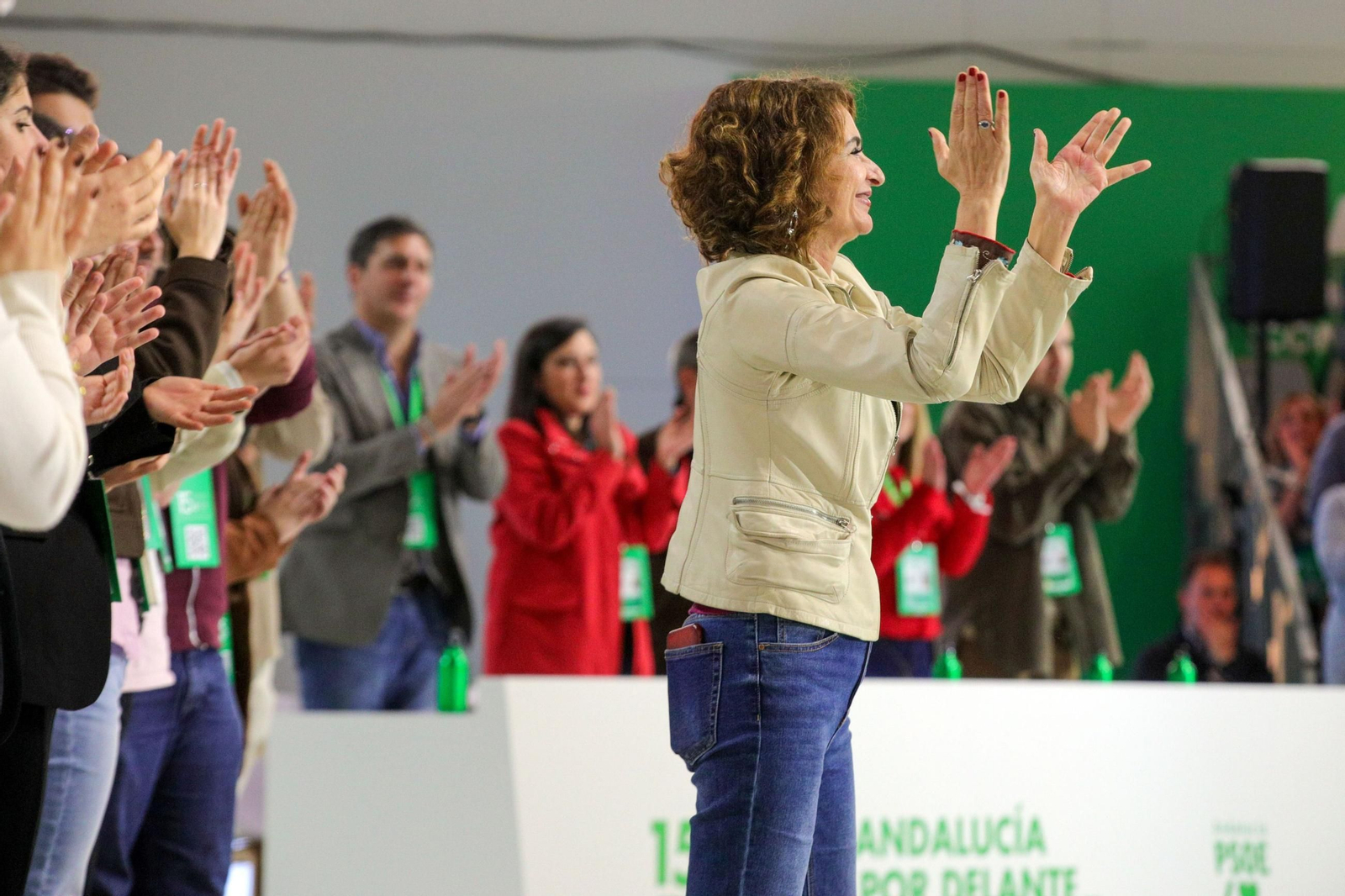 María Jesús Montero aplaude a sus compañeros en un  acto del PSOE