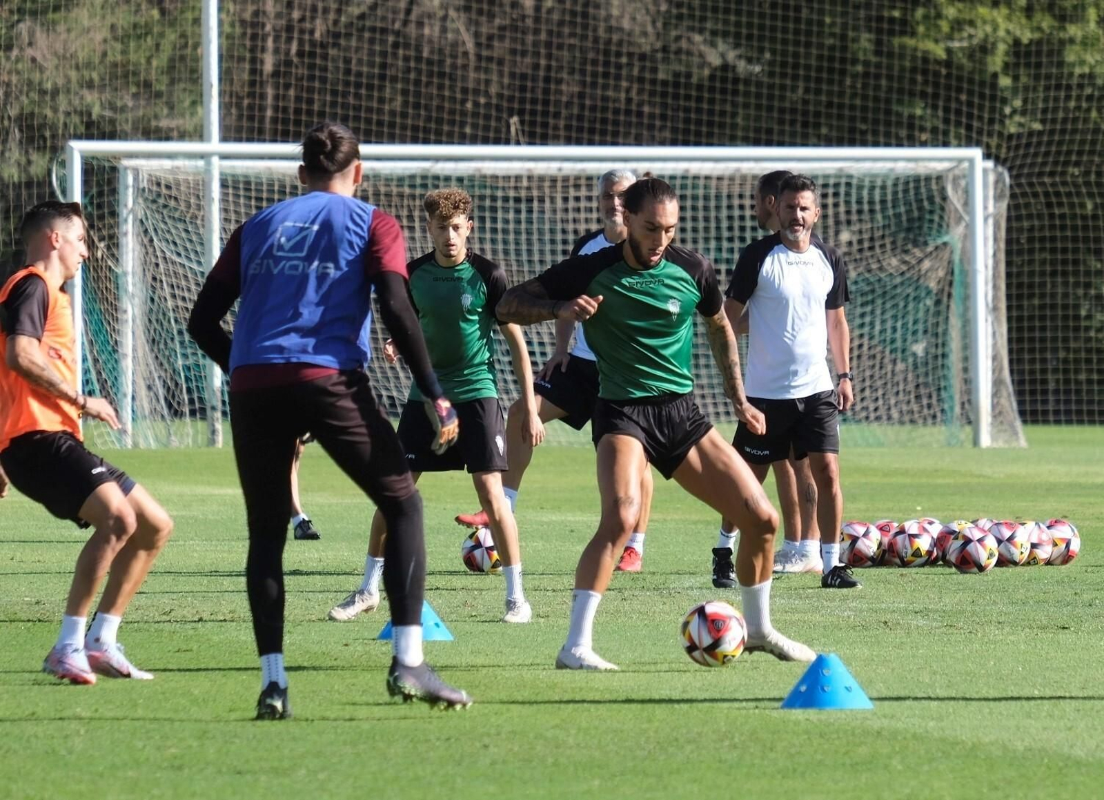 Gudelj controla un balón bajo la mirada de Iván Ania en un entrenamiento.