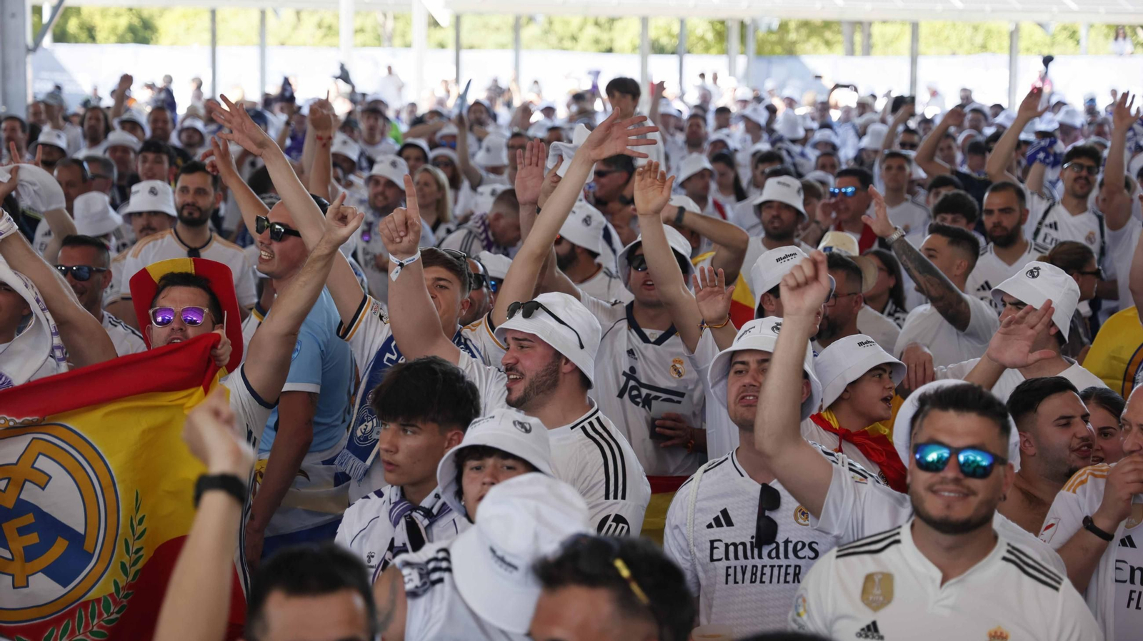 Acicionados del ral Madrid en la fan zone