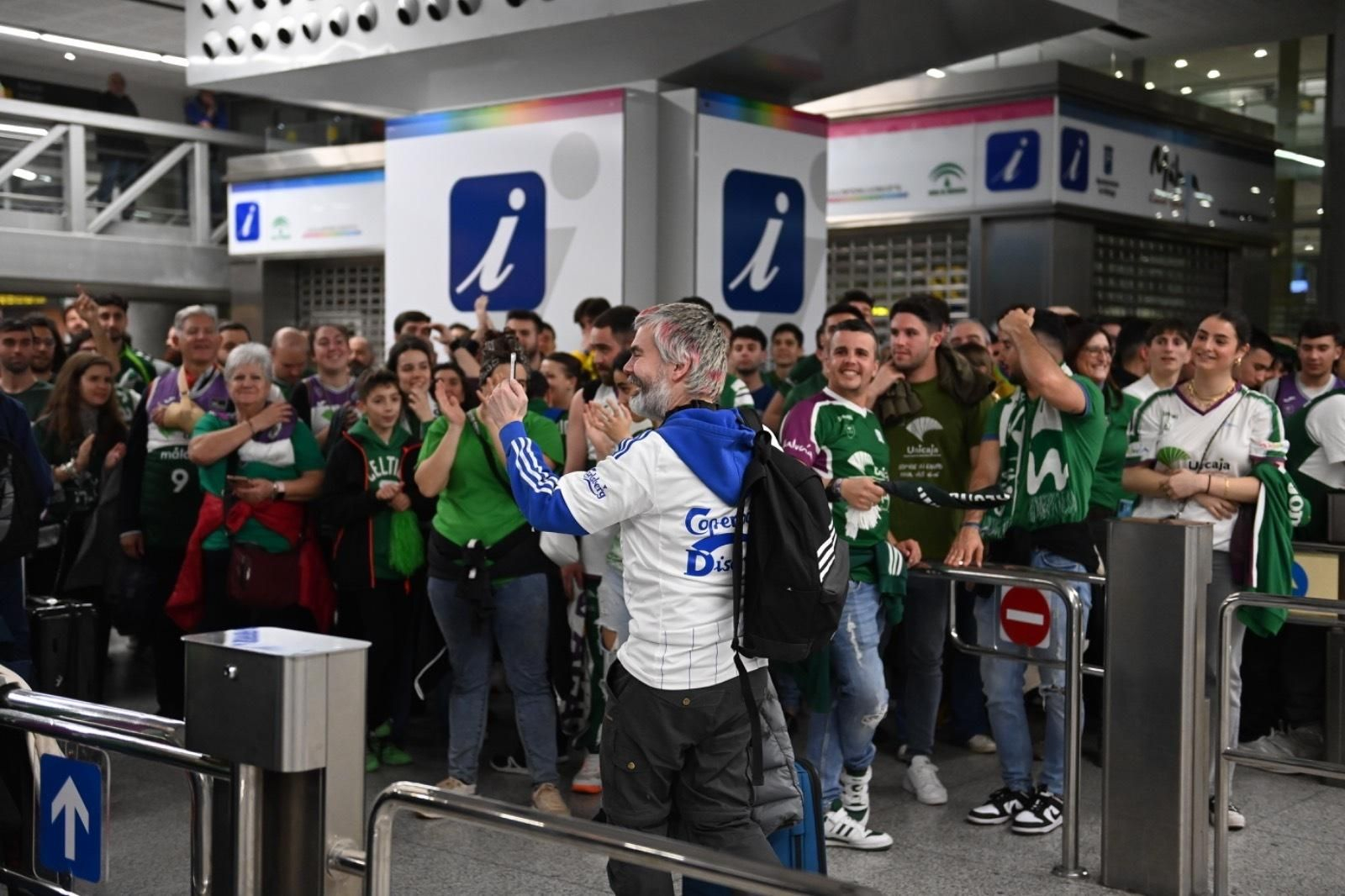 Júbilo en la llegada del Unicaja al aeropuerto