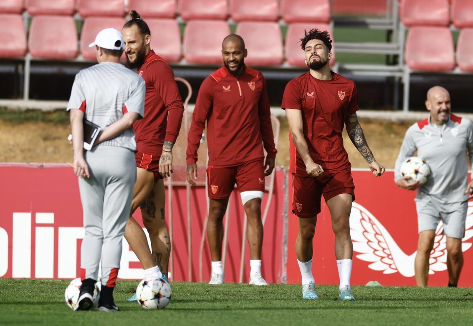 Alex Telles, durante el entrenamiento de este lunes, junto Gudelj y Marcao.