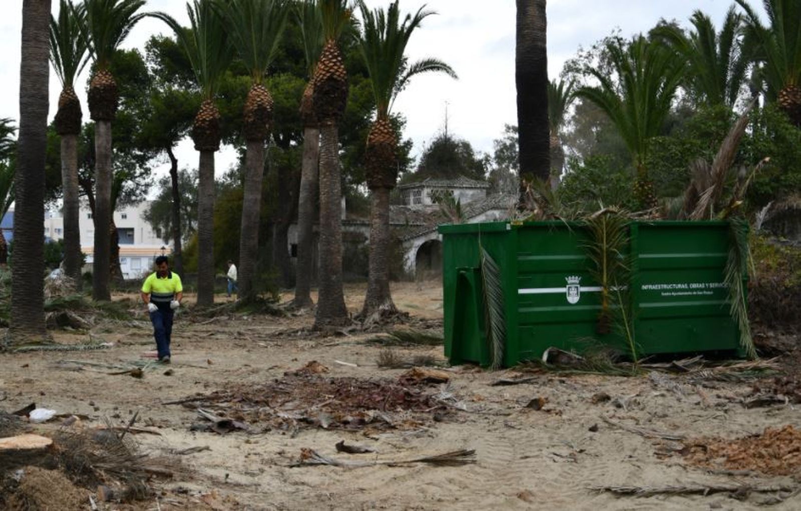 Un operario de limpieza en el Huerto de los Russo.