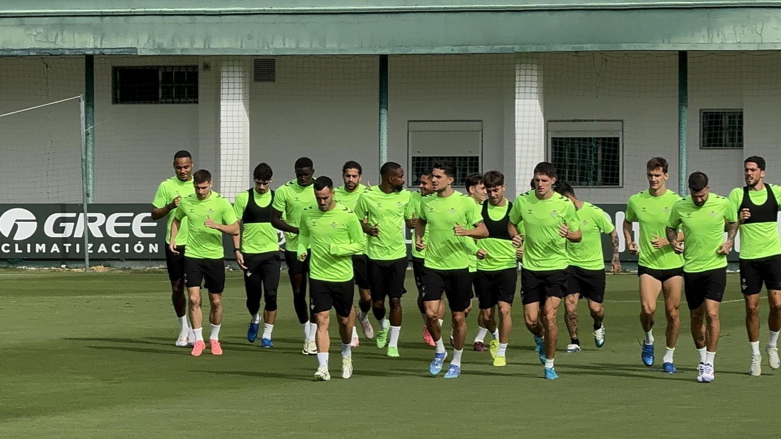 Los jugadores del Betis en el entrenamiento previo al viaje a Varsovia