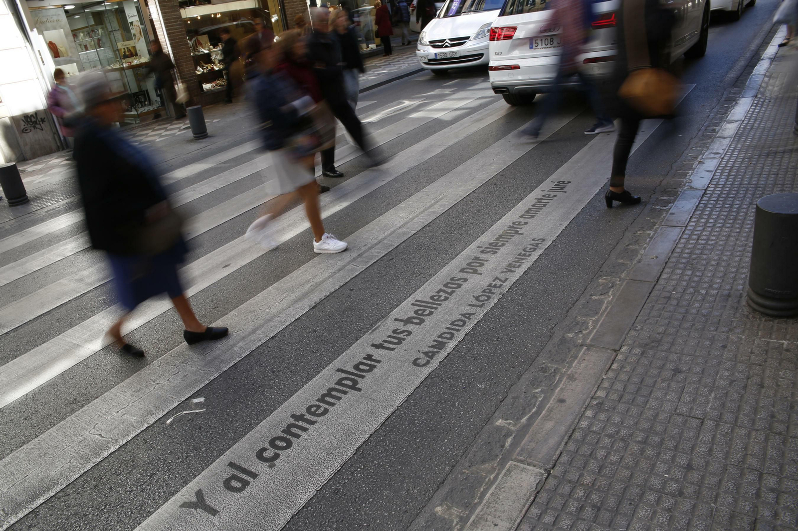 Granada llena de versos sus pasos de cebra en el Día Mundial de la Poesía