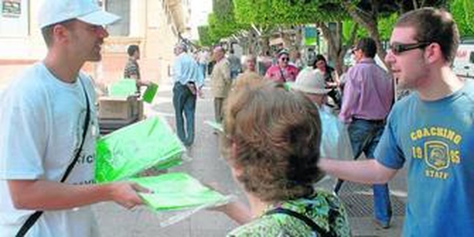 La plaza del Educador se convirtió en el punto de actuación de Ecovidrio para acercarse a los almerienses.