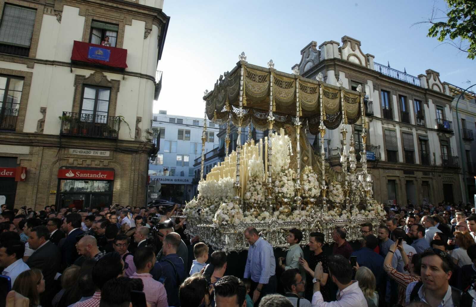 La Virgen de los Ángeles de los Negritos por la calle Recaredo.
