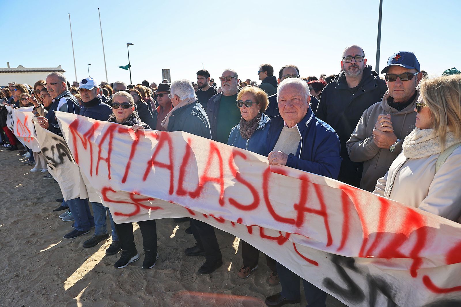 Fotografías de la concentración de los vecinos de Matalascañas tras los destrozos del paseo marítimo