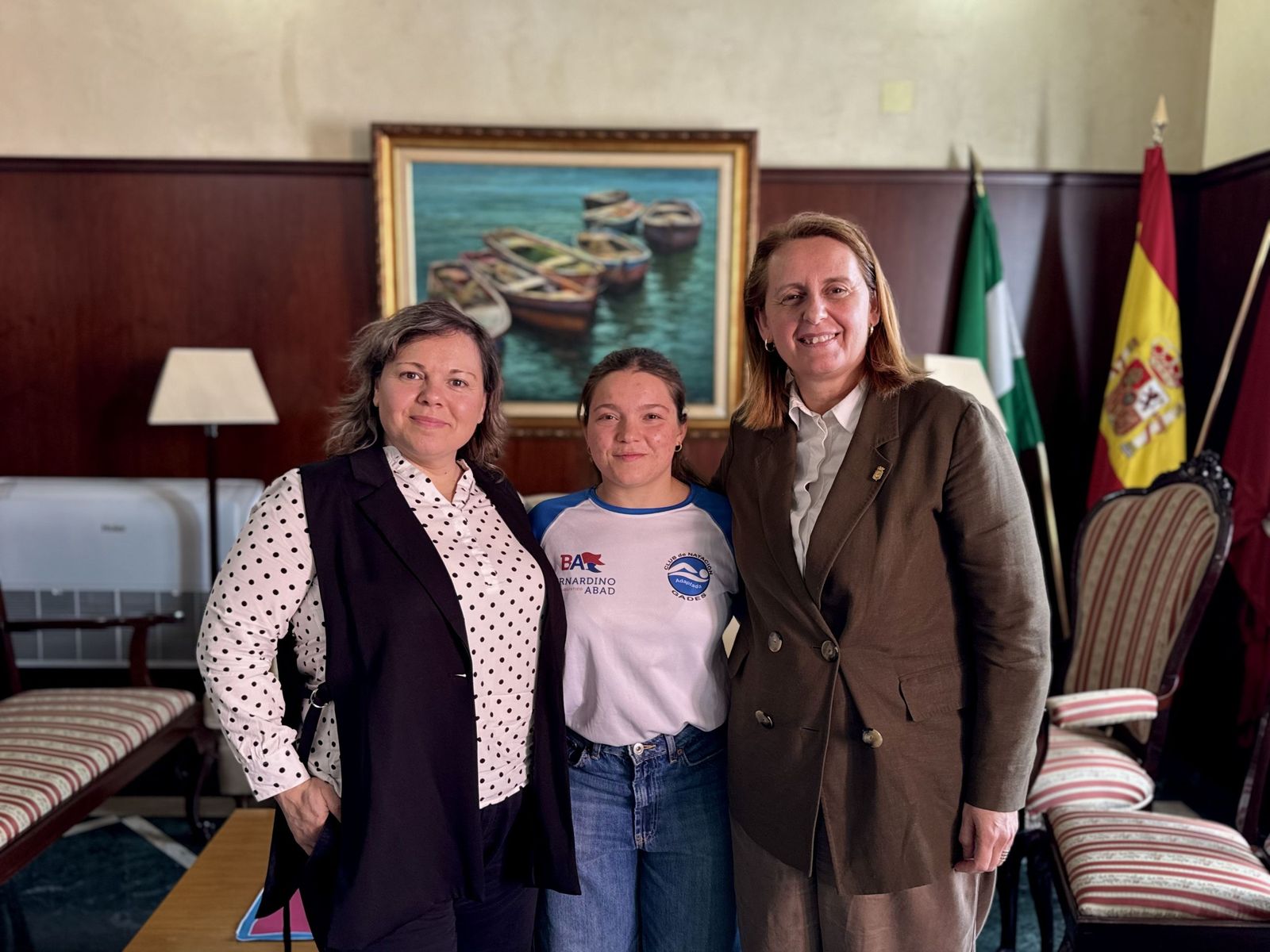 La edil de Deportes y la alcaldesa, juanto a la nadadora, Aitana Estrada