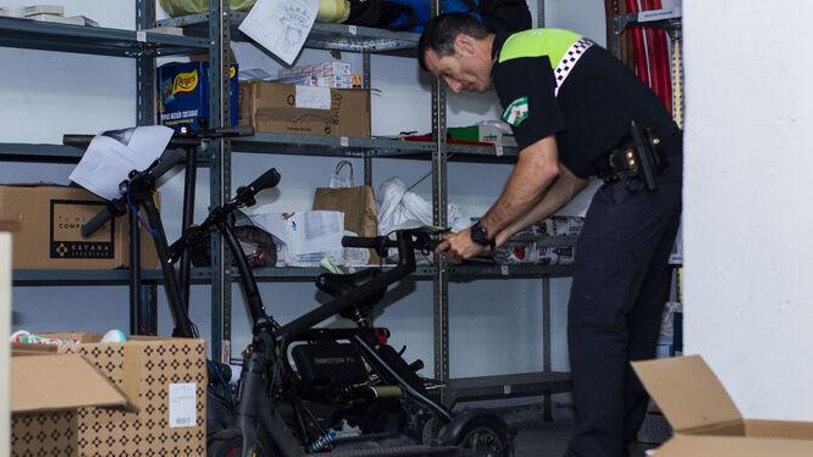 Un agente fotografía objetos perdidos.