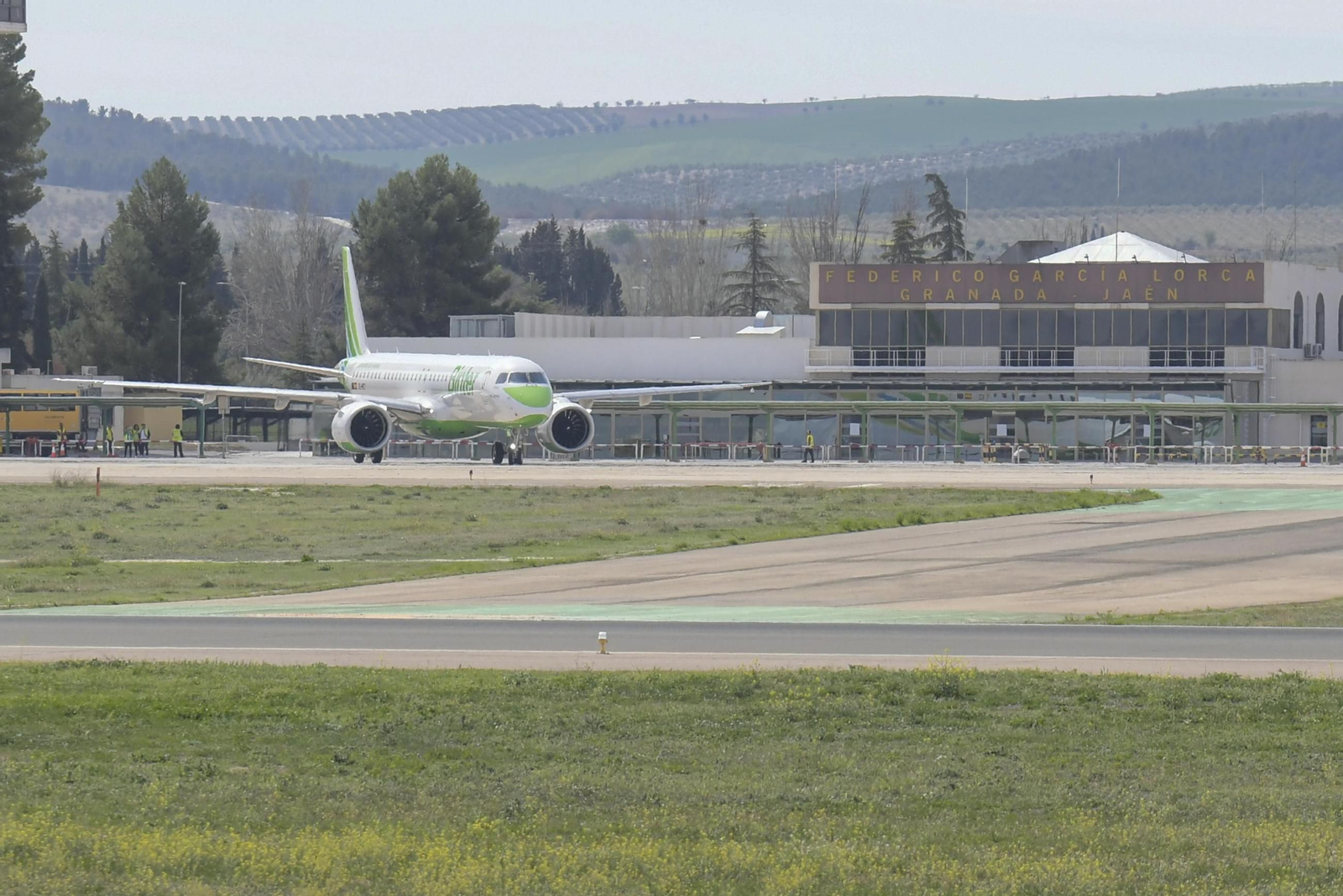 Un avión en la pista del aeropuerto de Granada tras aterrizar