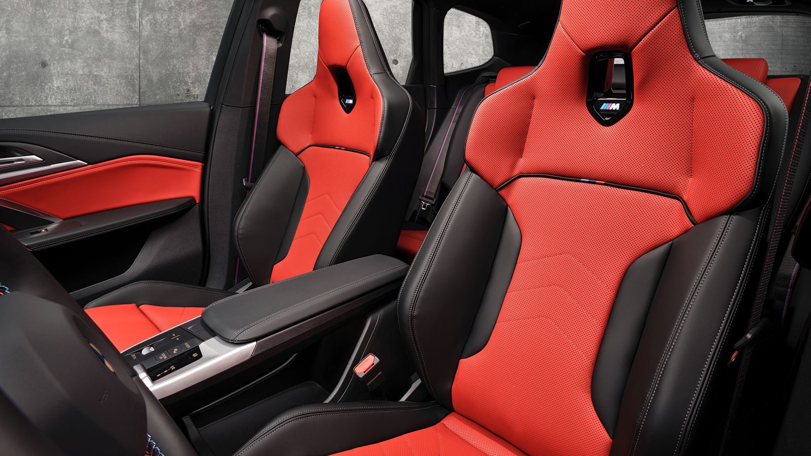 En opción, los asientos pueden incluir ajustes eléctricos, reposacabezas integrados y un logotipo M iluminado en la parte superior de los respaldos.