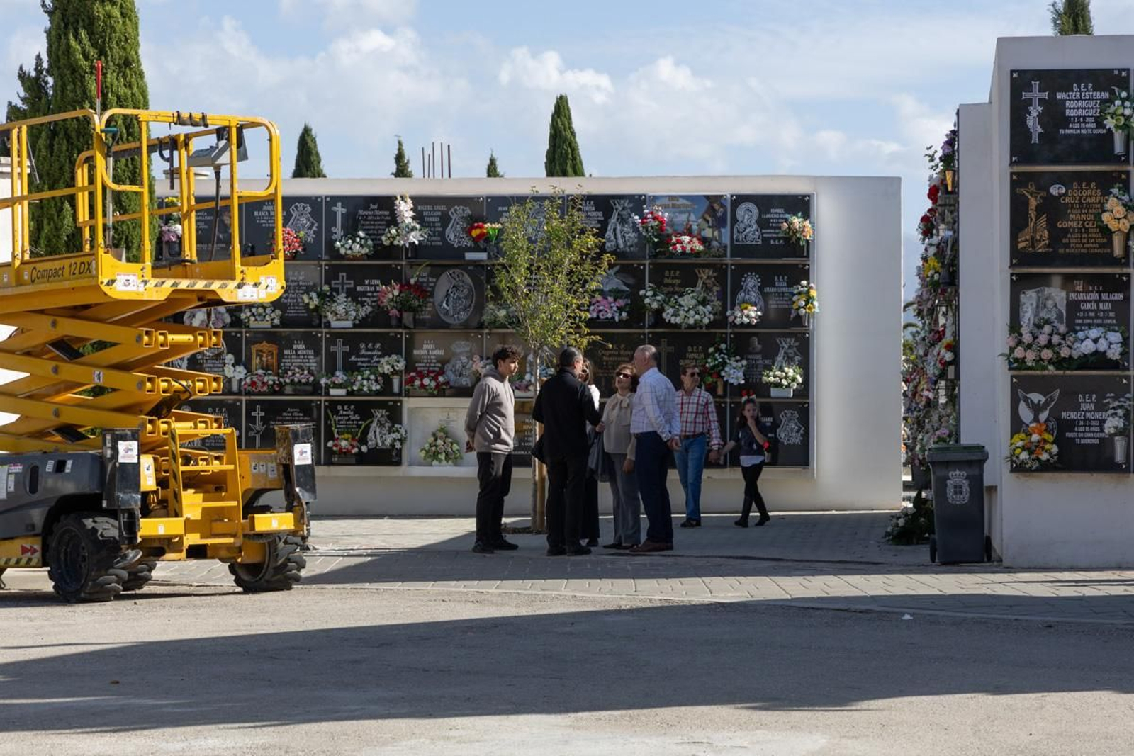 Día de Los Santos en el cementerio de San Fernando y San Eufrasio de Jaén, en imágenes