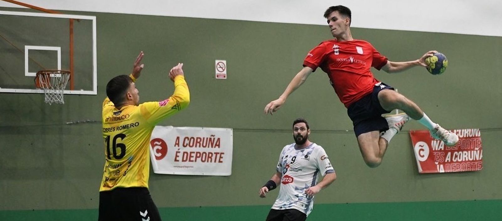 Fernando Torres intenta tapar el lanzamiento de un rival ante la presencia de Juanlu Moyano.