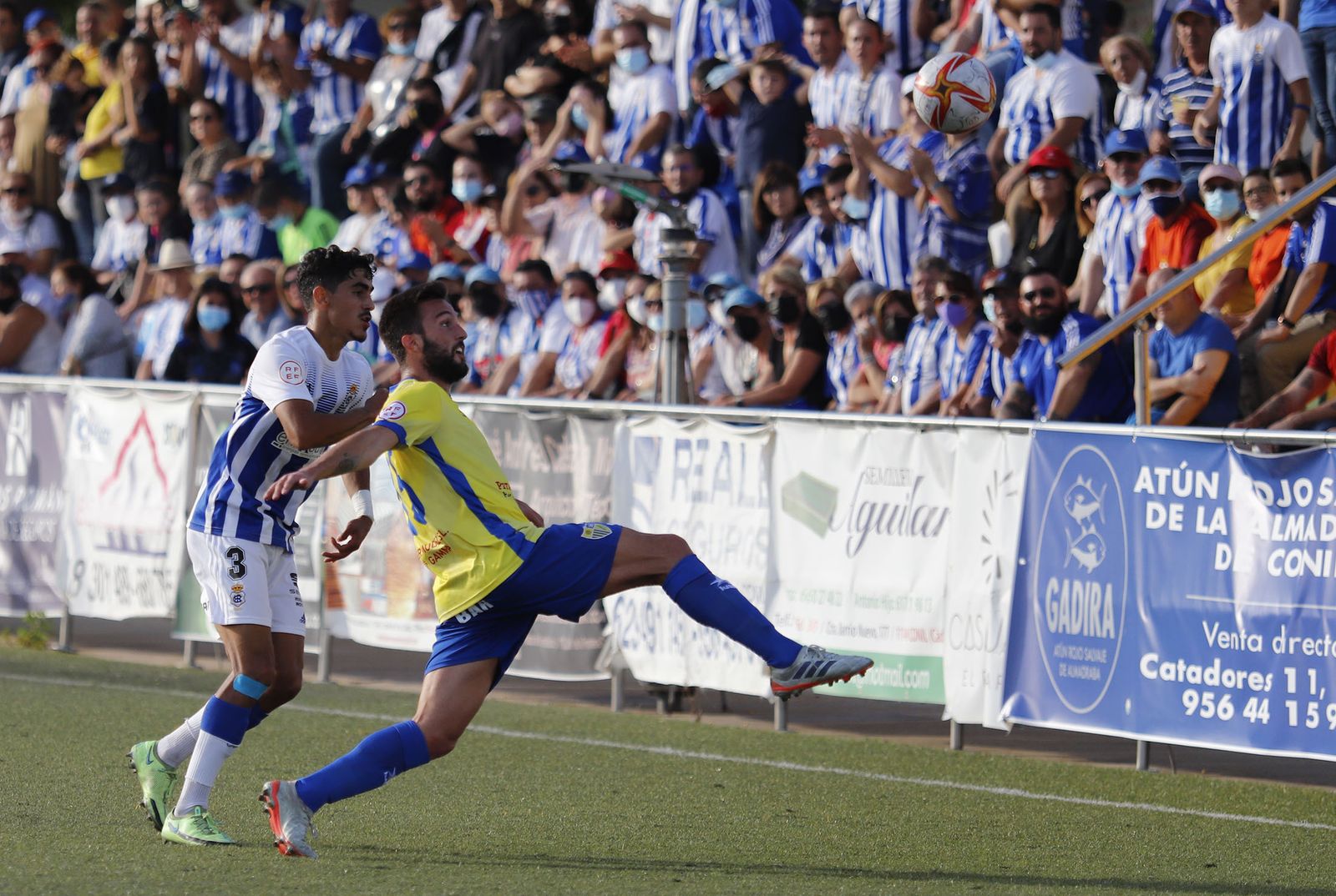 Imágenes del encuentro entre el Conil y el Recreativo de Huelva