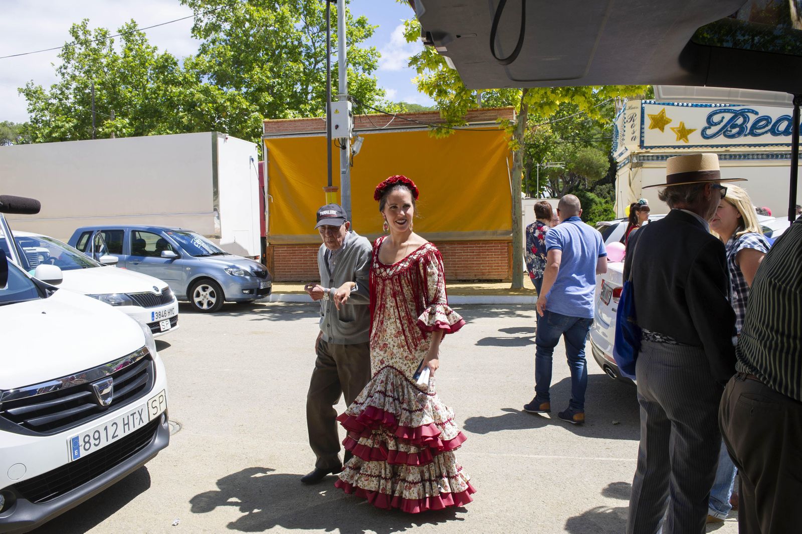 Las damas de la Feria acompañaron a los mayores de Vedruna durante el almuerzo en la caseta 5x5.