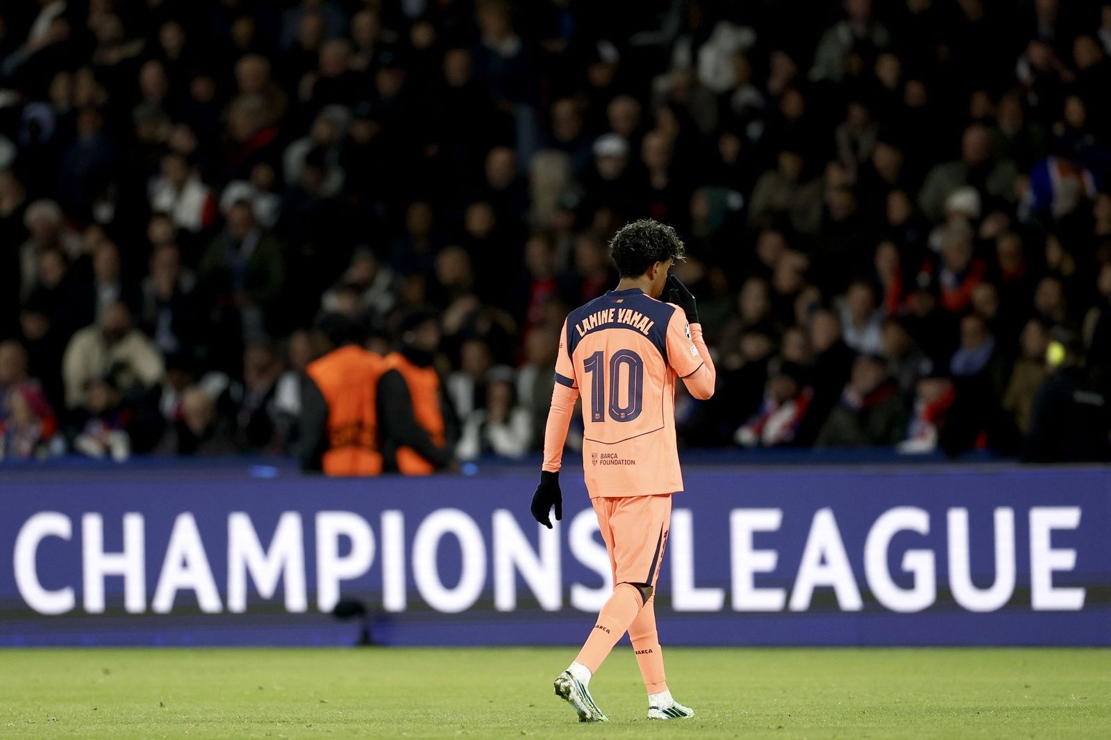 바르셀로나 라민 야말 2026 PSG 4대2 패배 경기에서 고개를 숙인 채 걸어가는 모습 사진 29