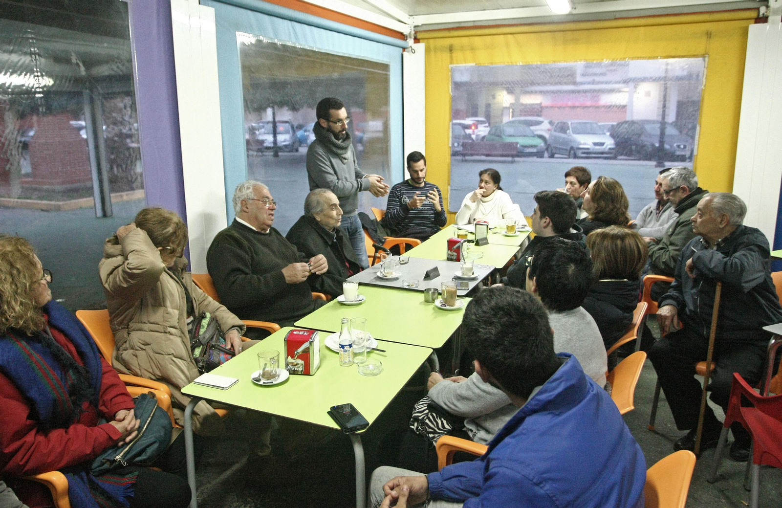 El alcalde resuelve dudas en  torno a un café