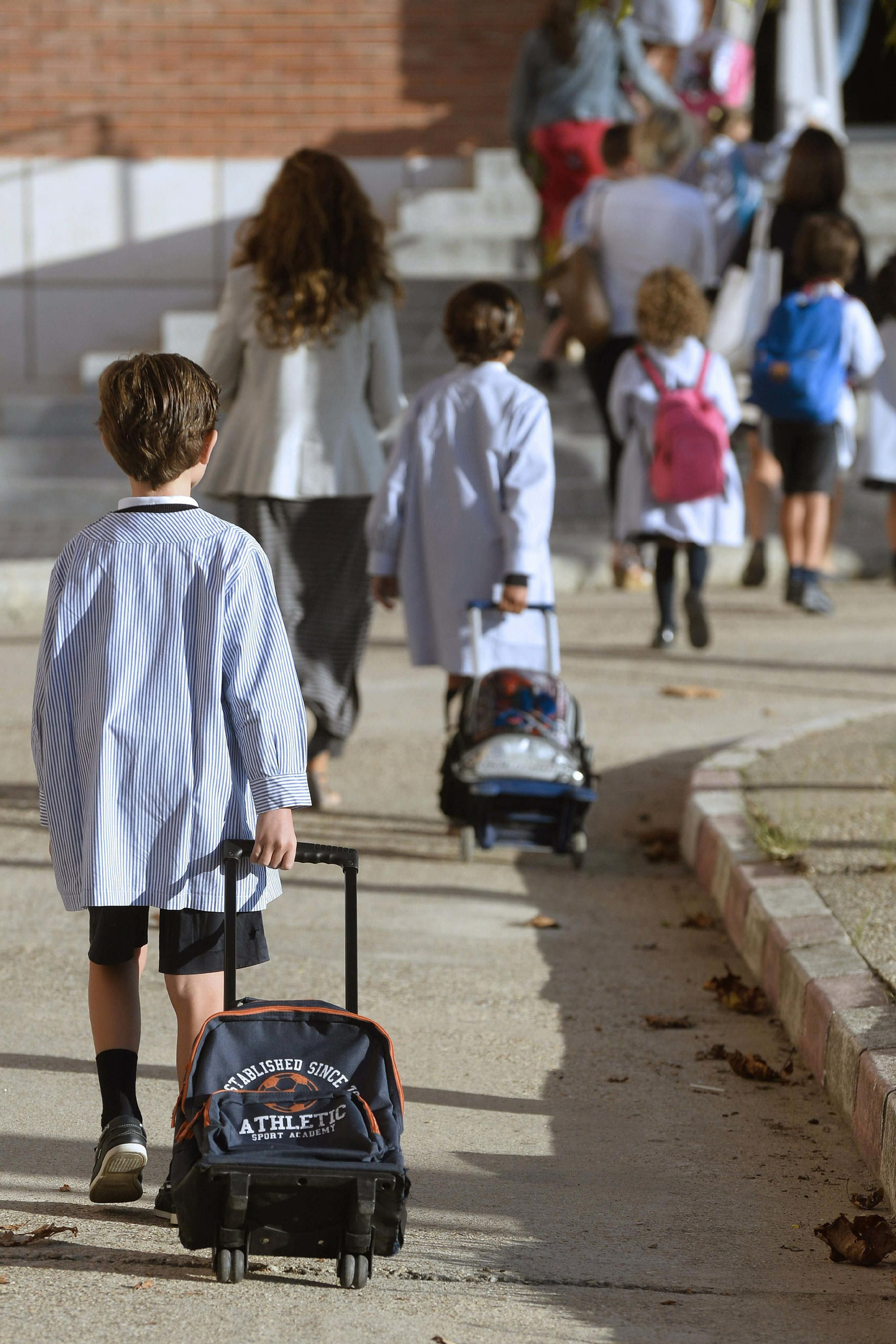 Un grupo de alumnos accede a un centro educativo.