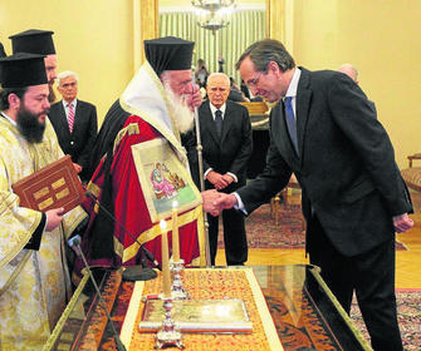 Samaras preside ya el nuevo gobierno griego