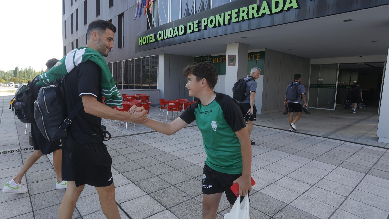 Albarrán saluda a un joven aficionado del Córdoba CF en la puerta del hotel del equipo en Ponferrada.