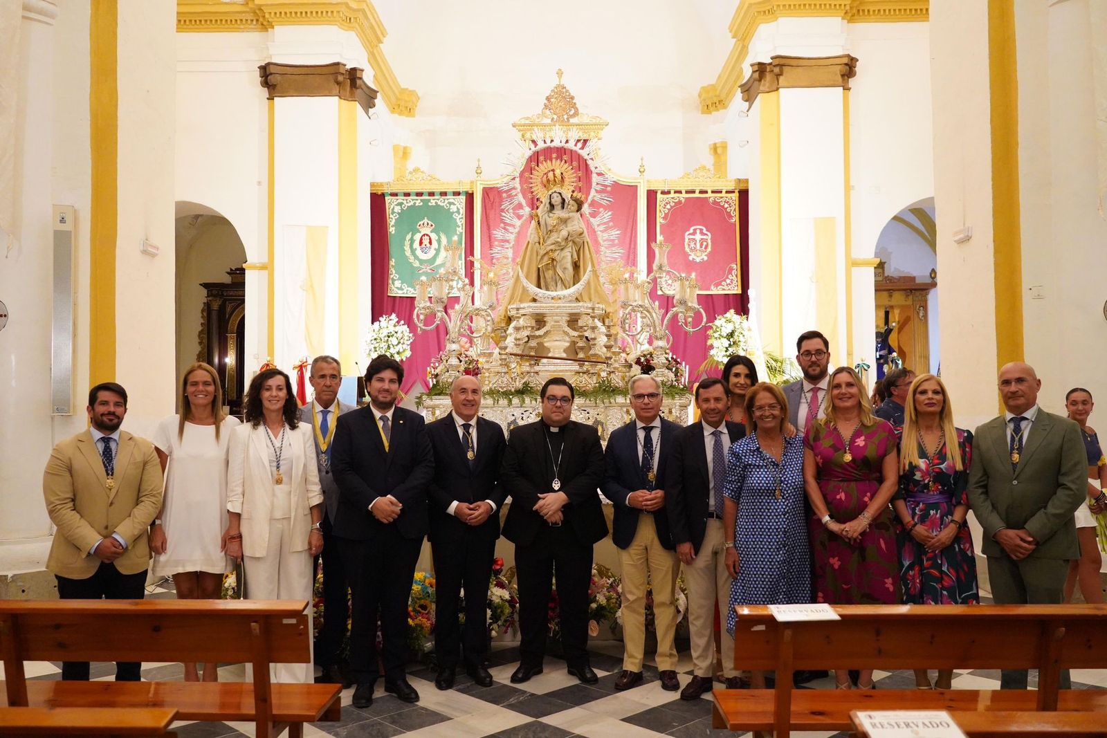 El equipo de gobierno, junto al párroco y al hermano mayor de la Palma, a los pies de la Virgen.