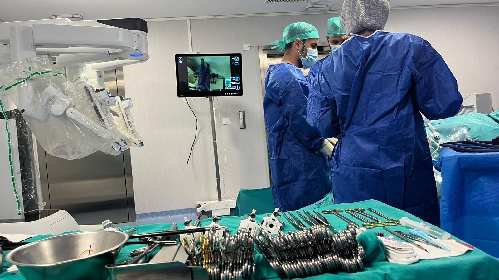 Un momento de la intervención con el robot Da Vinci.