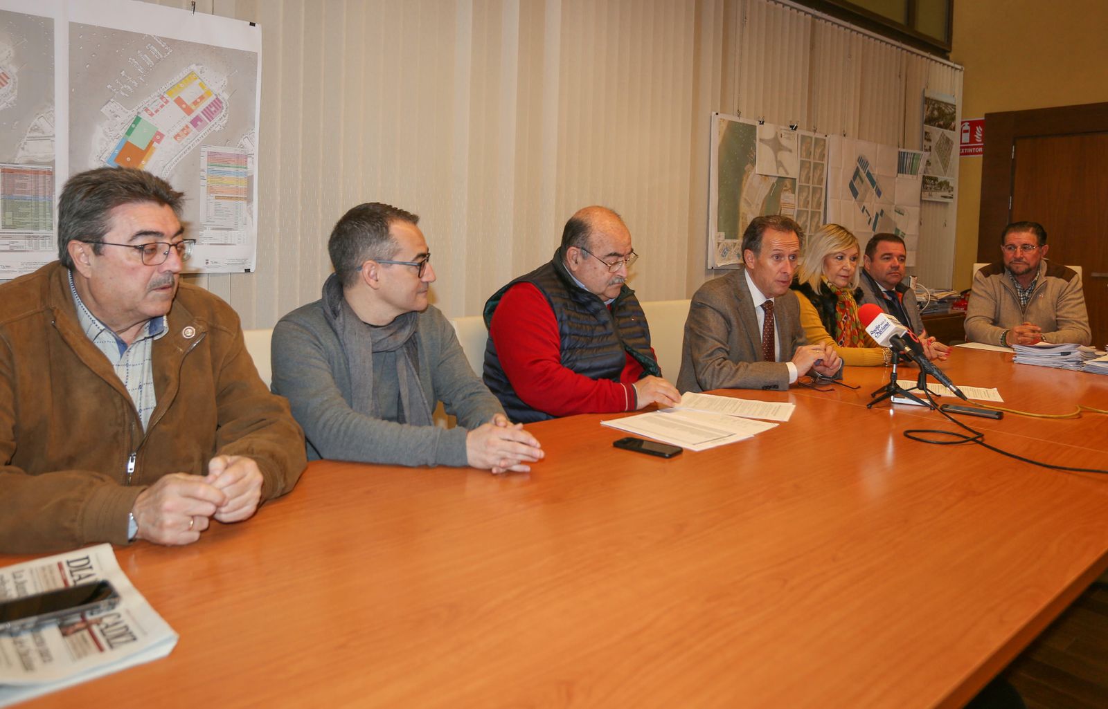 Momento en el que la Asociación de Reyes Magos expone el balance navideño, hoy en el despacho de la Alcaldía.