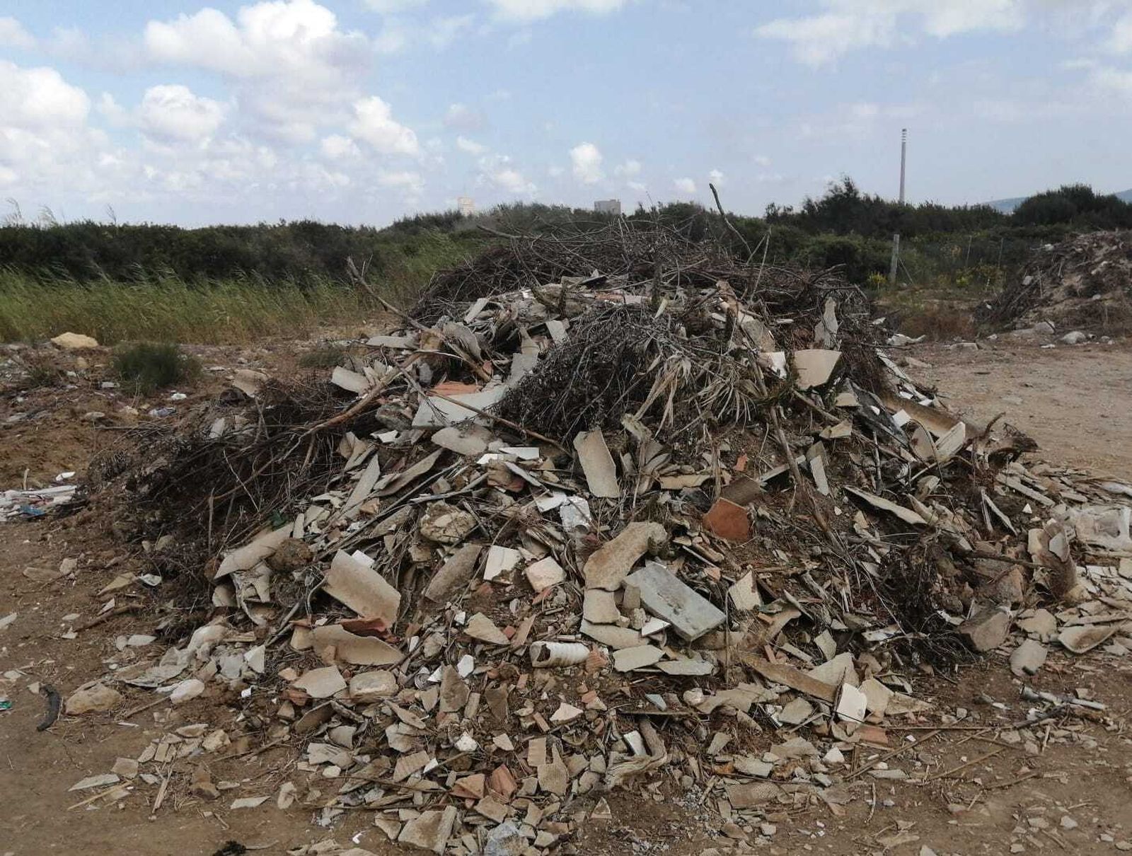 Escombros quemados en un solar de la calle Cabo Lastre, en Algeciras.