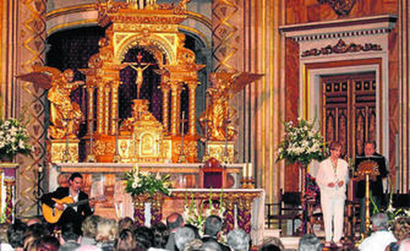 Guillermo Fernández, Carmen de la Maza y Manuel Galiana durante el recital en la Patrona.